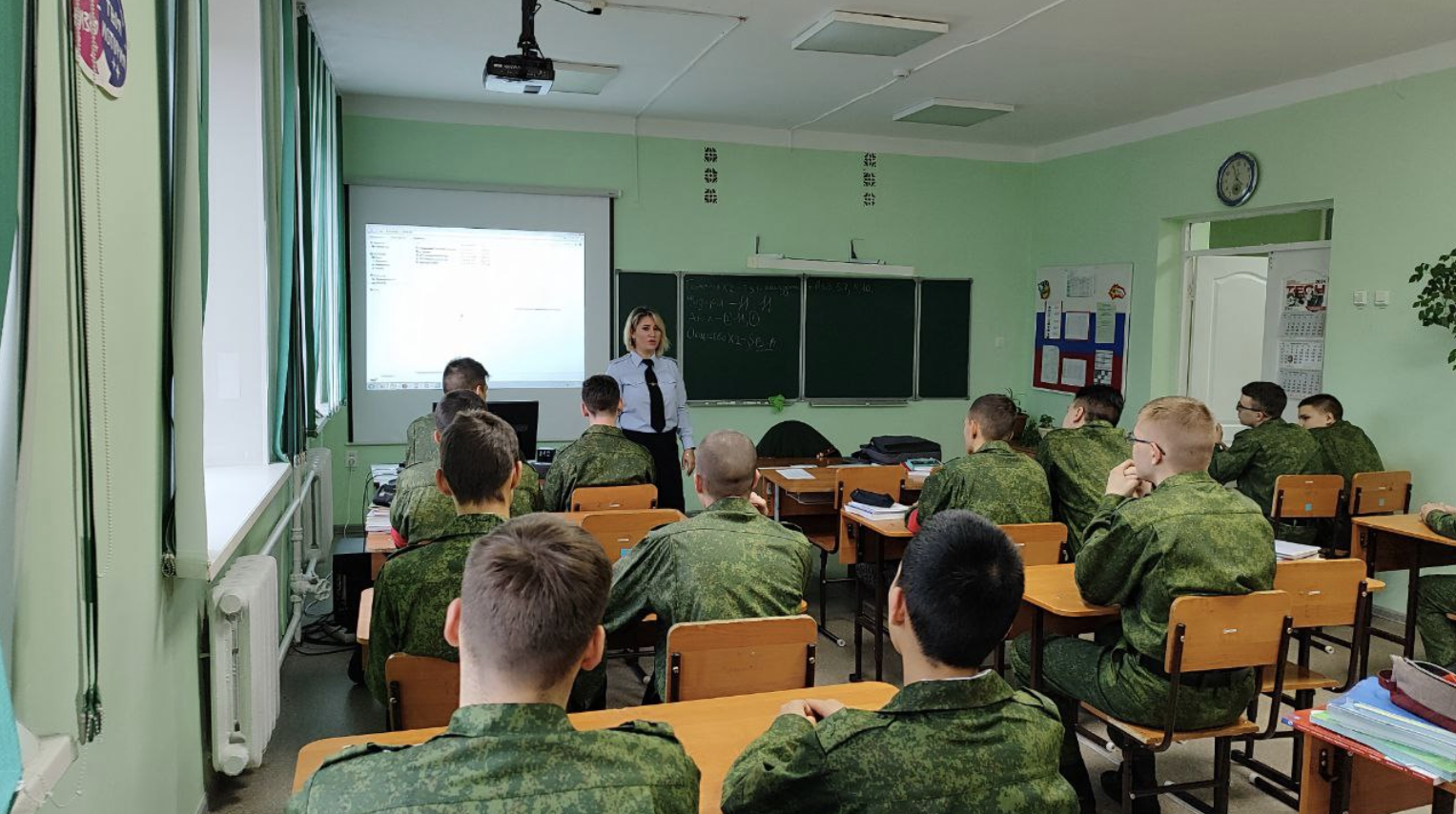 В рамках «Декады дорожной безопасности детей» автоинспекторы посетили школы района.