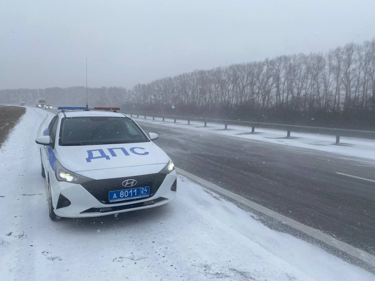 Емельяновские госавтоинспекторы напоминают об особенностях движения в снегопад..