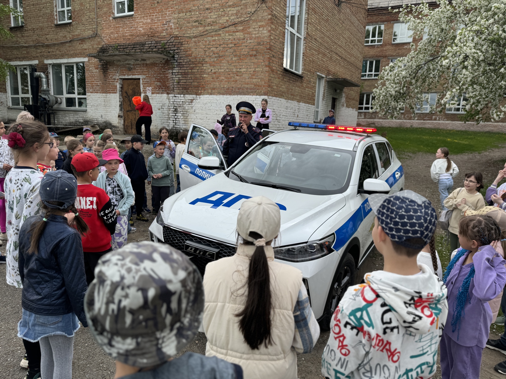 Емельяновские госавтоинспекторы на пришкольной площадке проверили готовность ребят к летним каникулам.