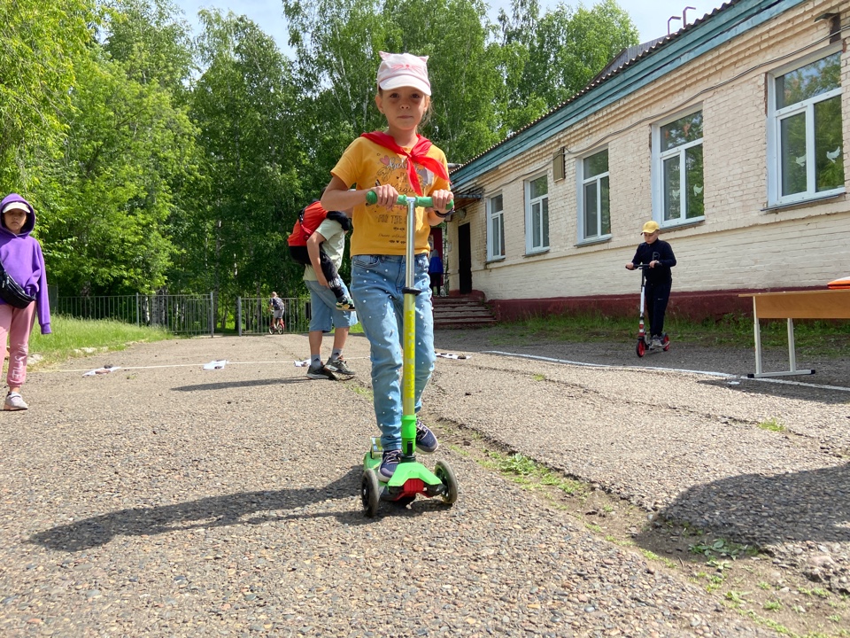 Сотрудники ГИБДД призывают пешеходов и водителей соблюдать правила безопасности на дорогах.