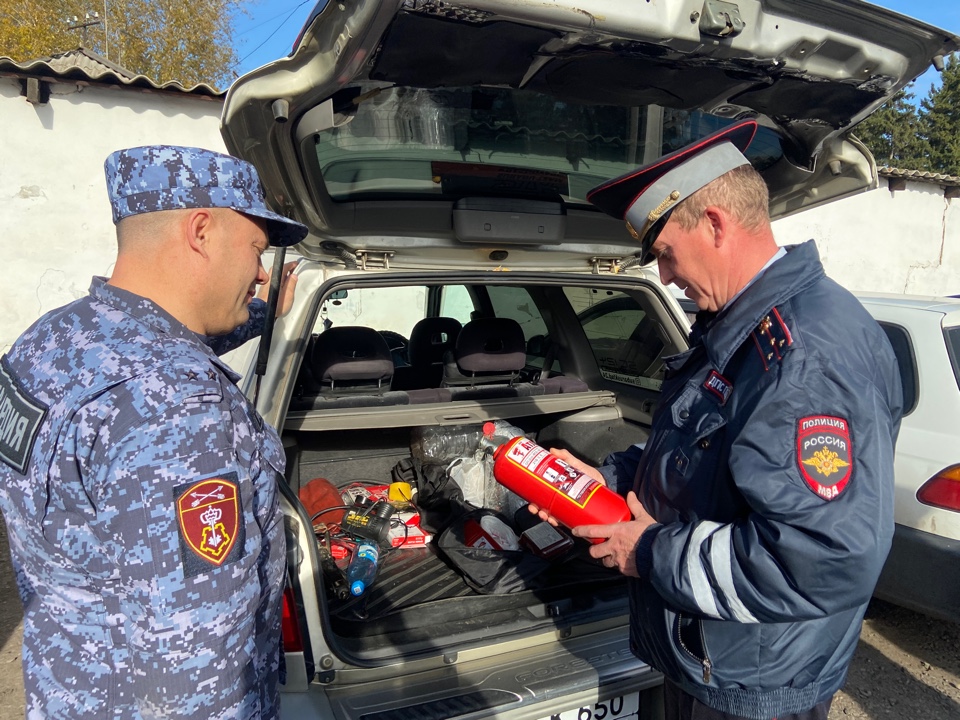 В Емельяновском районе автоинспекторы провели встречу с представителями Росгвардии.