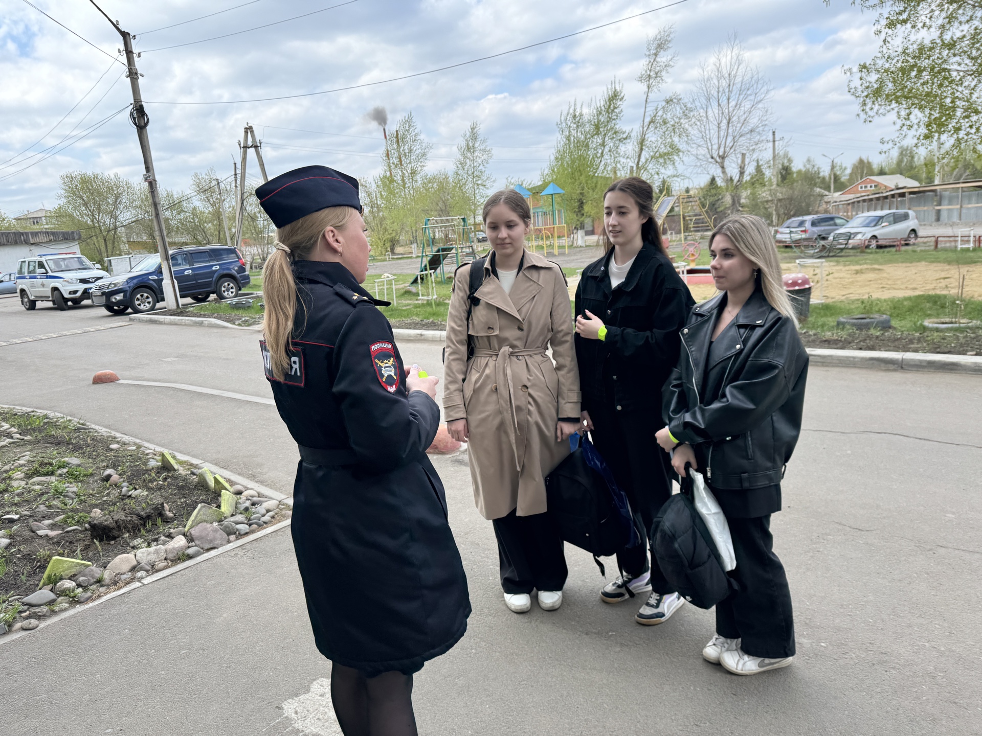 В Емельяновском районе придомовая площадка стала агитационной платформой по соблюдению дорожной безопасности.