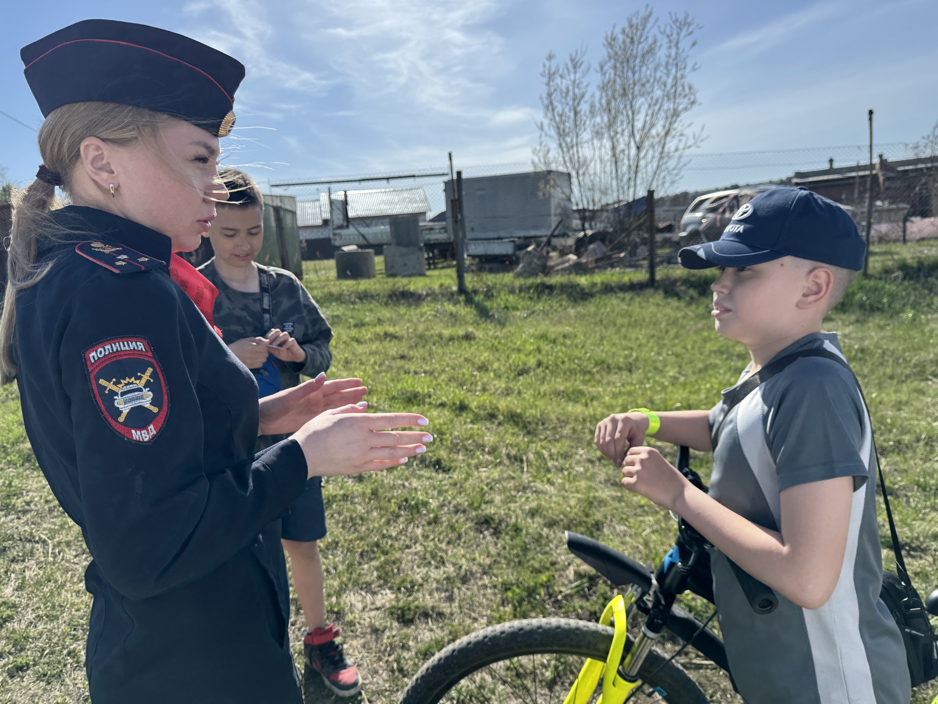 Автоинспекторы проверили готовность Емельяновских школьников к велосезону.