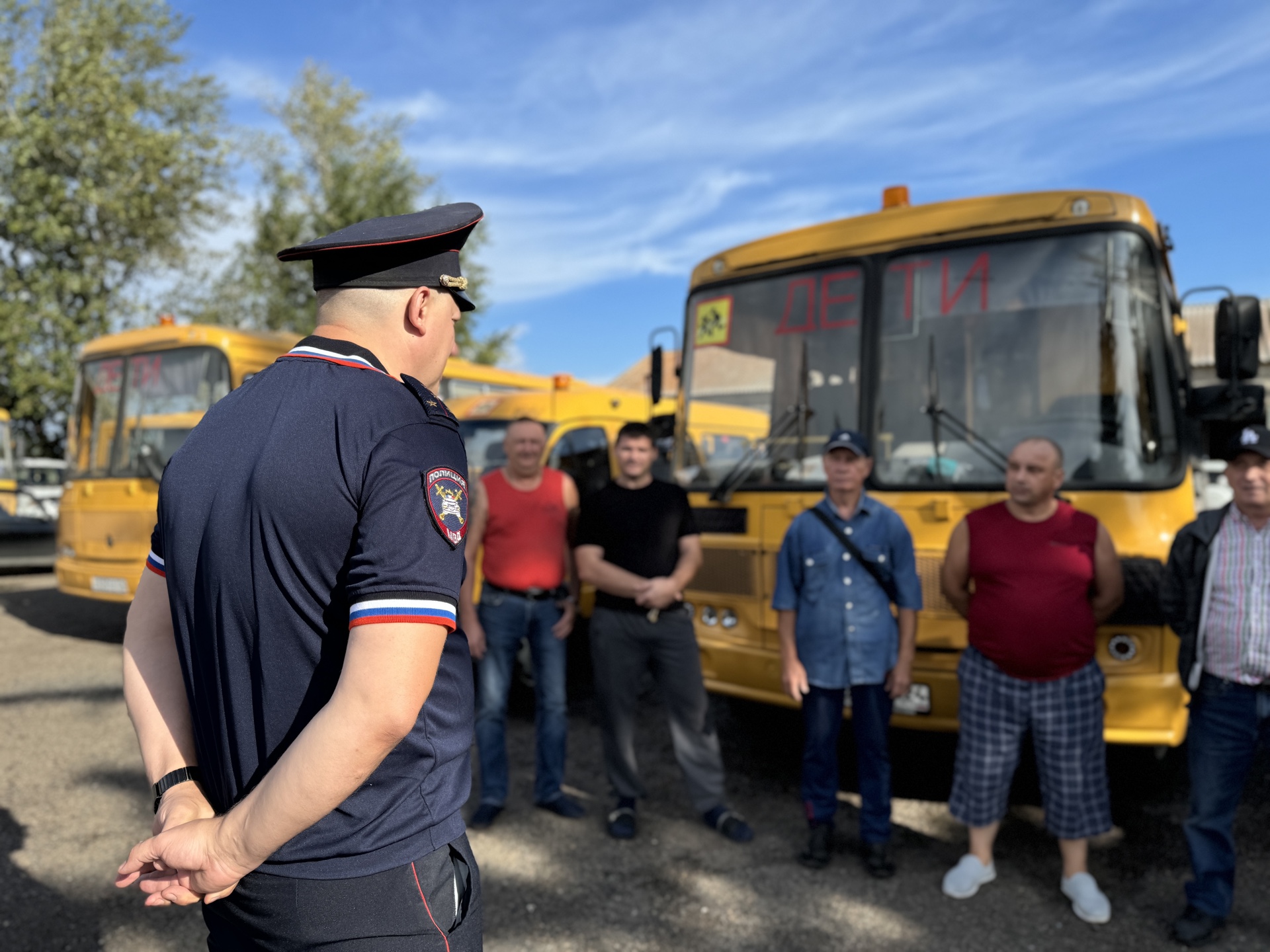 Госавтоинспекторы проводят проверку школьных автобусов в Емельяновском районе.