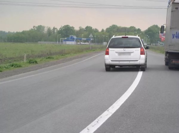 Выезд на полосу встречного движения — это риск попасть в аварию, результатом которой будет повреждение автомобиля или причинение вреда здоровью..