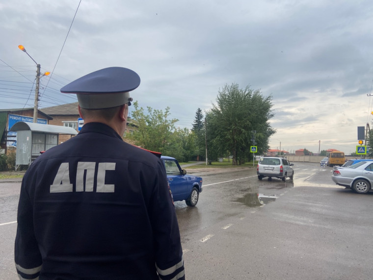 Емельяновские госавтоинспекторы напоминают о правилах проезда перекрестков. Емельяновские госавтоинспекторы напоминают о правилах проезда перекрестков.