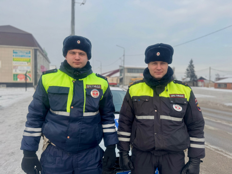 Сотрудники Емельяновской Госавтоинспекции пришли на помощь женщине в 30-градусный мороз. Сотрудники Емельяновской Госавтоинспекции пришли на помощь женщине в 30-градусный мороз.