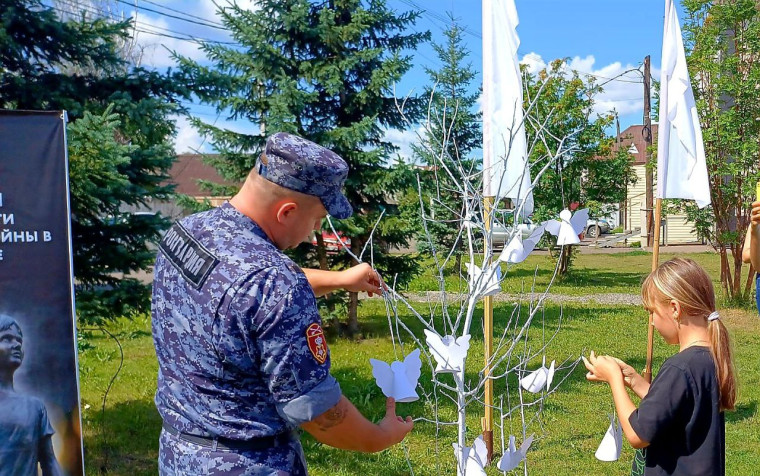 Память детей — жертв войны в Донбассе почтили в Емельяновском районе.